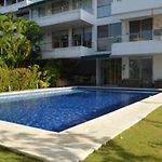 Amplio y cómodo apto para 6 a Max 12 personas con piscina privada en Laguna Club